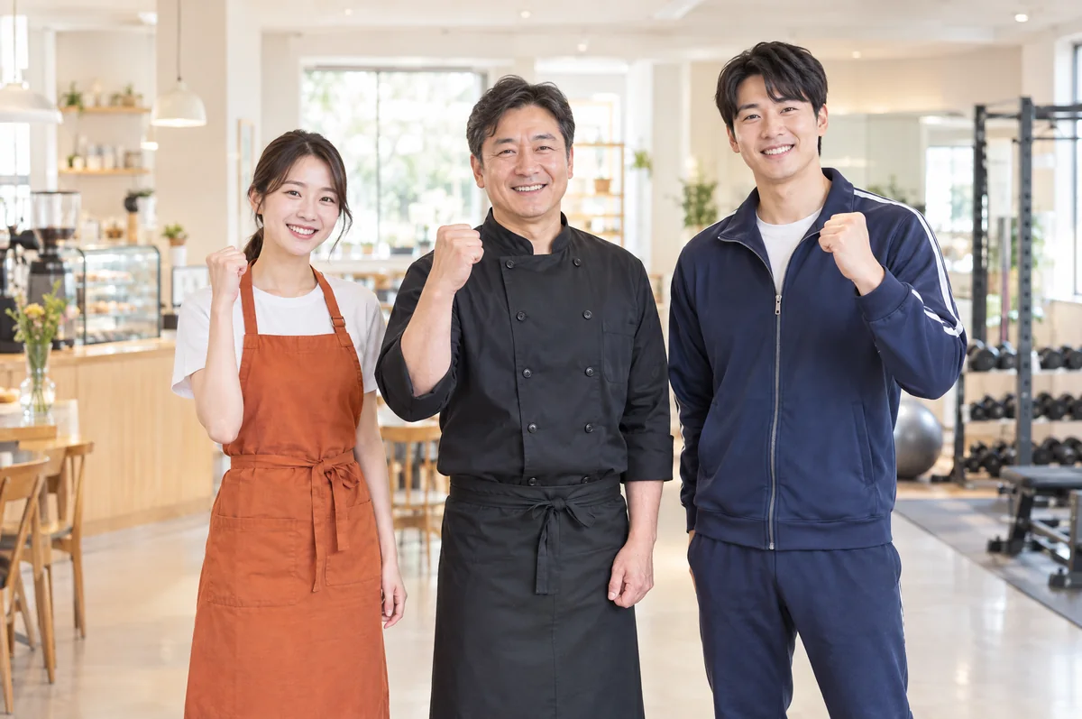 밝은 매장 안에서 주먹을 쥐고 웃는 카페·식당·헬스장 사장님 세 명
